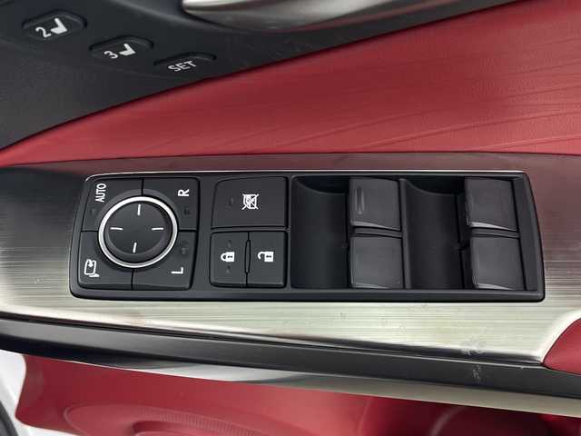 レクサス ＩＳ 鹿児島県 2020(令2)年 0.6万km ホワイトノーヴァガラスフレーク サンルーフ　/純正ナビ/（フルセグ/Bluetooth/CD/DVD）　/レーダークルーズコントロール　/パノラミックビューモニター　/プリクラッシュセーフティ　/ブラインドスポットモニター　/ベンチレーション　/メモリ付きパワーシート　/赤レザーシート　/オートハイビーム/オートライト/シートヒーター/エアシート/保証書/取扱説明書