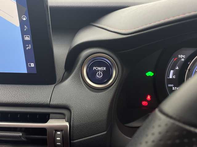 レクサス ＩＳ 鹿児島県 2020(令2)年 0.6万km ホワイトノーヴァガラスフレーク サンルーフ　/純正ナビ/（フルセグ/Bluetooth/CD/DVD）　/レーダークルーズコントロール　/パノラミックビューモニター　/プリクラッシュセーフティ　/ブラインドスポットモニター　/ベンチレーション　/メモリ付きパワーシート　/赤レザーシート　/オートハイビーム/オートライト/シートヒーター/エアシート/保証書/取扱説明書