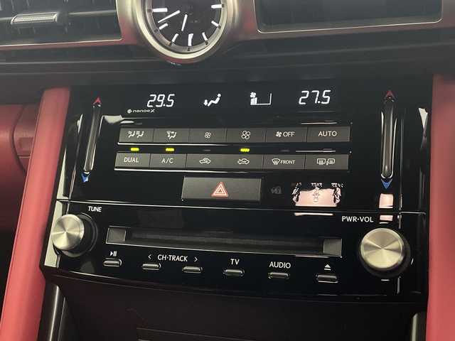 レクサス ＩＳ 鹿児島県 2020(令2)年 0.6万km ホワイトノーヴァガラスフレーク サンルーフ　/純正ナビ/（フルセグ/Bluetooth/CD/DVD）　/レーダークルーズコントロール　/パノラミックビューモニター　/プリクラッシュセーフティ　/ブラインドスポットモニター　/ベンチレーション　/メモリ付きパワーシート　/赤レザーシート　/オートハイビーム/オートライト/シートヒーター/エアシート/保証書/取扱説明書