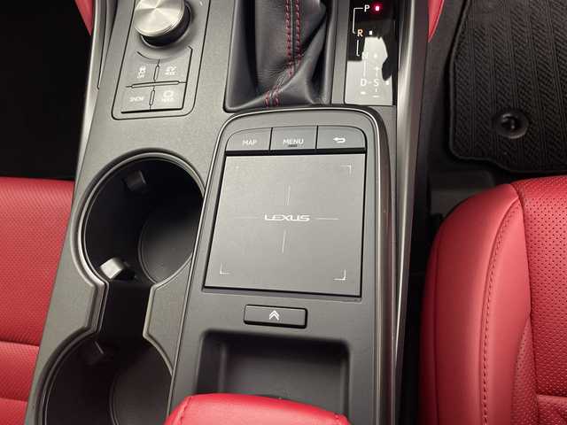 レクサス ＩＳ 鹿児島県 2020(令2)年 0.6万km ホワイトノーヴァガラスフレーク サンルーフ　/純正ナビ/（フルセグ/Bluetooth/CD/DVD）　/レーダークルーズコントロール　/パノラミックビューモニター　/プリクラッシュセーフティ　/ブラインドスポットモニター　/ベンチレーション　/メモリ付きパワーシート　/赤レザーシート　/オートハイビーム/オートライト/シートヒーター/エアシート/保証書/取扱説明書