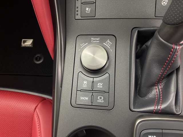 レクサス ＩＳ 鹿児島県 2020(令2)年 0.6万km ホワイトノーヴァガラスフレーク サンルーフ　/純正ナビ/（フルセグ/Bluetooth/CD/DVD）　/レーダークルーズコントロール　/パノラミックビューモニター　/プリクラッシュセーフティ　/ブラインドスポットモニター　/ベンチレーション　/メモリ付きパワーシート　/赤レザーシート　/オートハイビーム/オートライト/シートヒーター/エアシート/保証書/取扱説明書