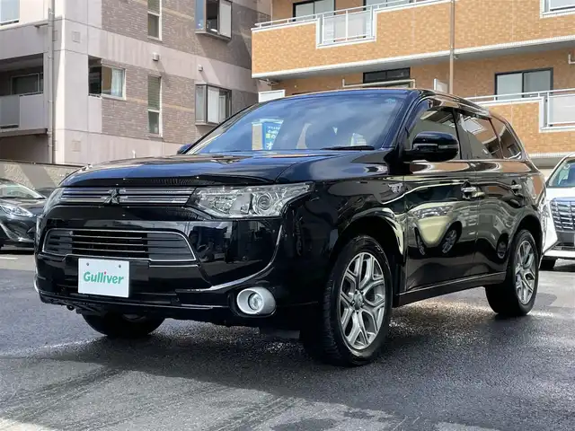 三菱 アウトランダー ＰＨＥＶ G ナビパッケージ 高知県 2014(平26)年 12.2万km アメジストブラック 登録時走行距離121554km/４WD/純正SDナビ/　【DVD/Bluetooth/SD/CD/AM/FM】/フルセグTV/バックカメラ/ステアリングスイッチ/レーダークルーズコントロール/レーンキープアシスト/衝突軽減ブレーキシステム/パワーバックドア/パドルシフト/ハーフレザーシート/キセノンライト/フォグライト/オートライト/スマートキー/プッシュスタート/スペアキー/ビルトインEYTC/純正フロアマット/ドアバイザー/整備記録簿/取扱説明書