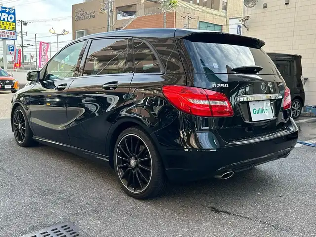 メルセデス・ベンツ Ｂ２５０ 大阪府 2014(平26)年 6.7万km コスモスブラック セーフティーパッケージ/・ブラインドスポットアシスト/・ディストロニックプラス/・プレセーフ/パノラミックスライディングルーフ/AMGマルチスポークアルミホイール/アダプティブブレーキ/アダプティブハイビームアシスト/アクティブパーキングアシスト/７インチワイドディスプレイ/ブラインドスポットモニター/コーナーセンサー/横滑り防止装置/衝突被害軽減システム/カーテンエアバック
