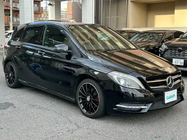 メルセデス・ベンツ Ｂ２５０ 大阪府 2014(平26)年 6.7万km コスモスブラック セーフティーパッケージ/・ブラインドスポットアシスト/・ディストロニックプラス/・プレセーフ/パノラミックスライディングルーフ/AMGマルチスポークアルミホイール/アダプティブブレーキ/アダプティブハイビームアシスト/アクティブパーキングアシスト/７インチワイドディスプレイ/ブラインドスポットモニター/コーナーセンサー/横滑り防止装置/衝突被害軽減システム/カーテンエアバック