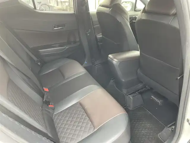 トヨタ Ｃ－ＨＲ G 群馬県 2017(平29)年 6.8万km ホワイトパールクリスタルシャイン 純正SDナビ（NSZT-W66T）/　CD/DVD/BT/SD/MSV/HDMI/フルセグTV/セーフティセンスP/・プリクラッシュセーフティシステム/・レーンディパーチャーアラート/・オートマチックハイビーム/・レーダークルーズコントロール/ブラインドスポットモニター/リアクロストラフィックアラート/クリアランスソナー/バックソナー/バックカメラ/LEDヘッドランプ/シーケンシャルターンランプ/ガナドール4本出しマフラー/TRD18インチアルミホイール