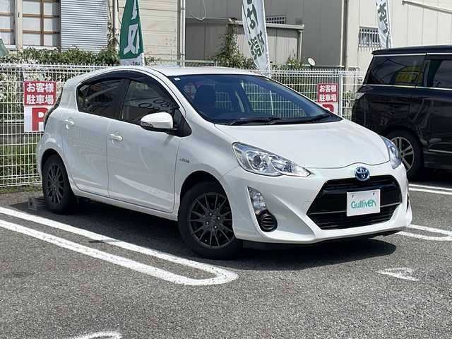 トヨタ アクア S 兵庫県 2015(平27)年 13.4万km ライムホワイトパールクリスタルシャイン ワンオーナー/スマートキー/エンジンプッシュスタート/ビルトインETC/純正フロアマット/ドアバイザー/保証書・取説・スペアキー