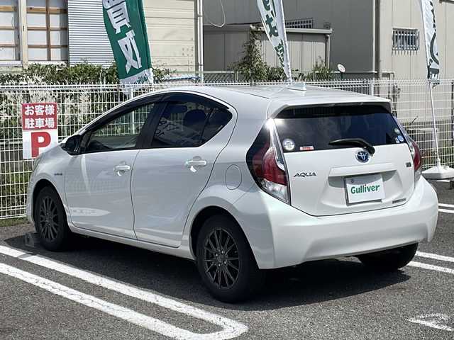 トヨタ アクア S 兵庫県 2015(平27)年 13.4万km ライムホワイトパールクリスタルシャイン ワンオーナー/スマートキー/エンジンプッシュスタート/ビルトインETC/純正フロアマット/ドアバイザー/保証書・取説・スペアキー