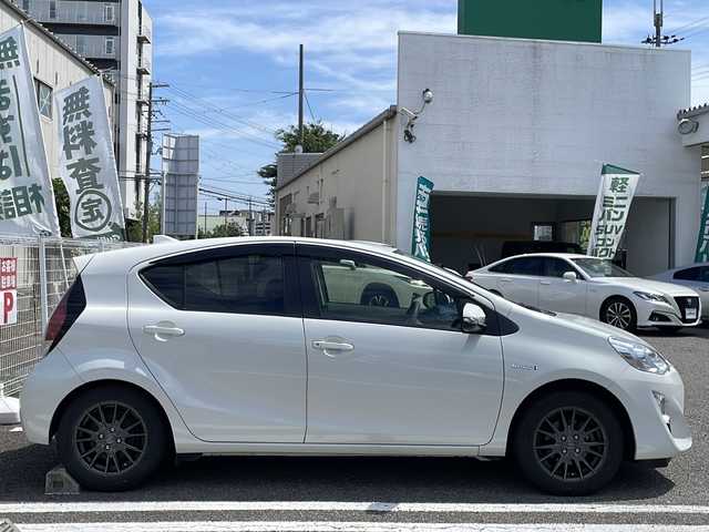 トヨタ アクア S 兵庫県 2015(平27)年 13.4万km ライムホワイトパールクリスタルシャイン ワンオーナー/スマートキー/エンジンプッシュスタート/ビルトインETC/純正フロアマット/ドアバイザー/保証書・取説・スペアキー