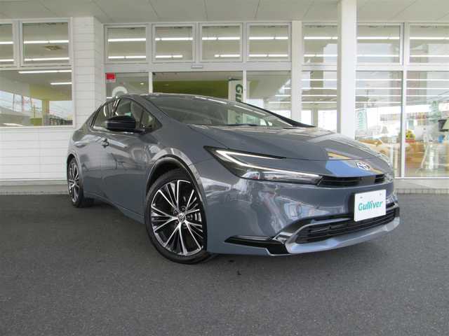 トヨタ プリウス Z 千葉県 2023(令5)年 1万km グレー ワンオーナー/純正12.3インチナビ、フルセグTV/純正オーディオ【BT/USB/ラジオ】/デジタルインナーミラー/アランドビューモニター/トヨタセーフティセンス/LEDヘッドライト/オートライト/オートハイビーム/ブラインドスポットモニター/アドバンストパーク/ステアリングヒーター/運転席パワーシート/メモリ機能/前席シートヒーター/ベンチレーション/純正19インチアルミホイール/純正前後ドライブレコーダー/前後コーナーセンサー/ウィンカードアミラー/純正ビルトイン2.0ETC/スマホ置くだけ充電/新車整備手帳/取扱説明書/記録簿R6年度トヨタ有り/スペアキー(2本)