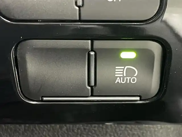 トヨタ プリウス S ツーリングセレクション 福岡県 2019(令1)年 2.4万km ホワイトパールクリスタルシャイン ＴＲＤフルエアロ　/純正８型ナビ（フルセグＴＶ）　/バックカメラ　/ビルトインＥＴＣ　/前方ドラレコ　/レーダークルコン　/コーナーセンサー　/衝突軽減　/レーンキープ　/ＰＫＳＢ　/ステアリングリモコン　/シートヒーター