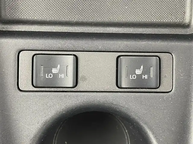 トヨタ プリウス S ツーリングセレクション 福岡県 2019(令1)年 2.4万km ホワイトパールクリスタルシャイン ＴＲＤフルエアロ　/純正８型ナビ（フルセグＴＶ）　/バックカメラ　/ビルトインＥＴＣ　/前方ドラレコ　/レーダークルコン　/コーナーセンサー　/衝突軽減　/レーンキープ　/ＰＫＳＢ　/ステアリングリモコン　/シートヒーター