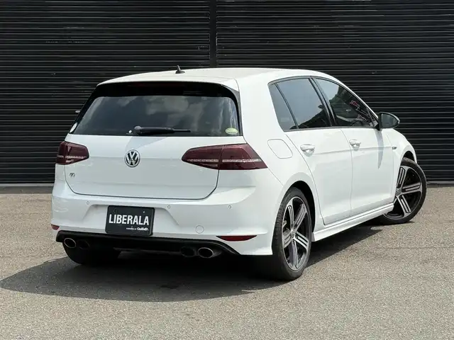 フォルクスワーゲン ゴルフ Ｒ 静岡県 2015(平27)年 5.1万km 白 レザーシート/純正ナビ/(CD/DVD/Bluetooth/フルセグ)/衝突被害軽減システム/アダプティブクルーズコントロール/レーンキープアシスト/パーキングアシスト/パワーシート/シートヒーター/スマートキー/ETC/フロアマット/純正18インチアルミホイール