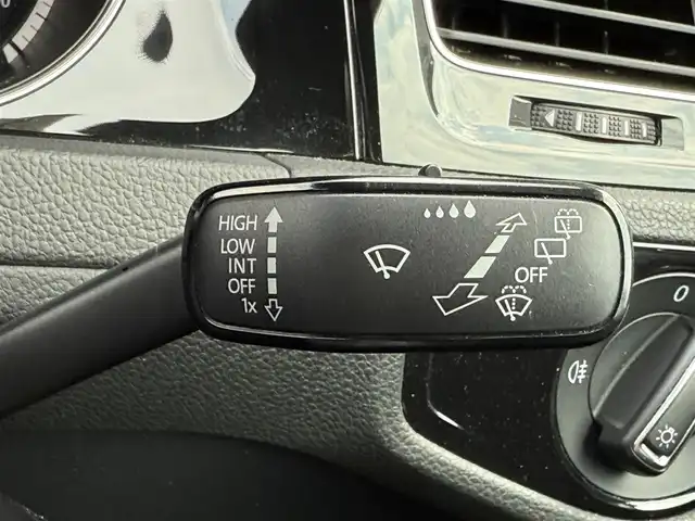 フォルクスワーゲン ゴルフ Ｒ 静岡県 2015(平27)年 5.1万km 白 レザーシート/純正ナビ/(CD/DVD/Bluetooth/フルセグ)/衝突被害軽減システム/アダプティブクルーズコントロール/レーンキープアシスト/パーキングアシスト/パワーシート/シートヒーター/スマートキー/ETC/フロアマット/純正18インチアルミホイール