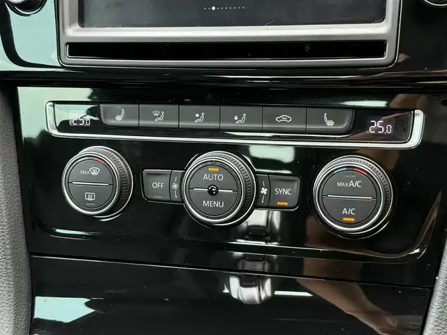 フォルクスワーゲン ゴルフ Ｒ 静岡県 2015(平27)年 5.1万km 白 レザーシート/純正ナビ/(CD/DVD/Bluetooth/フルセグ)/衝突被害軽減システム/アダプティブクルーズコントロール/レーンキープアシスト/パーキングアシスト/パワーシート/シートヒーター/スマートキー/ETC/フロアマット/純正18インチアルミホイール