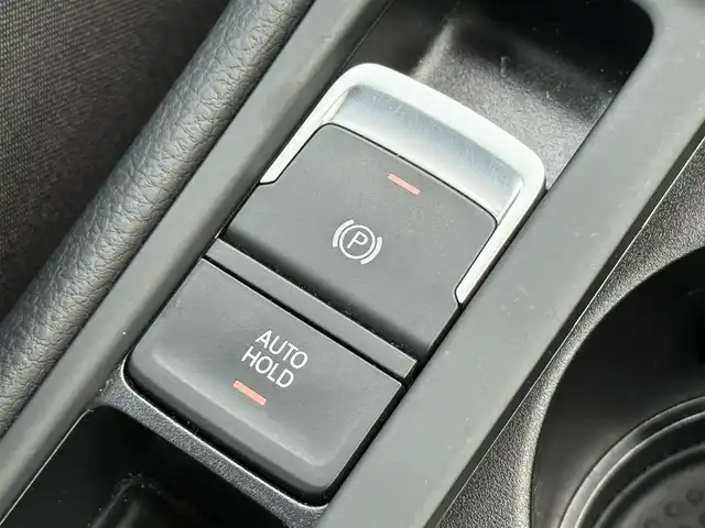 フォルクスワーゲン ゴルフ Ｒ 静岡県 2015(平27)年 5.1万km 白 レザーシート/純正ナビ/(CD/DVD/Bluetooth/フルセグ)/衝突被害軽減システム/アダプティブクルーズコントロール/レーンキープアシスト/パーキングアシスト/パワーシート/シートヒーター/スマートキー/ETC/フロアマット/純正18インチアルミホイール