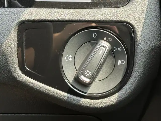 フォルクスワーゲン ゴルフ Ｒ 静岡県 2015(平27)年 5.1万km 白 レザーシート/純正ナビ/(CD/DVD/Bluetooth/フルセグ)/衝突被害軽減システム/アダプティブクルーズコントロール/レーンキープアシスト/パーキングアシスト/パワーシート/シートヒーター/スマートキー/ETC/フロアマット/純正18インチアルミホイール