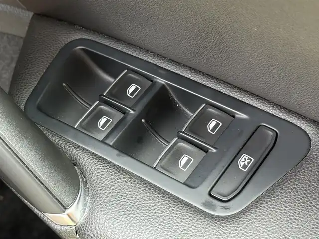 フォルクスワーゲン ゴルフ Ｒ 静岡県 2015(平27)年 5.1万km 白 レザーシート/純正ナビ/(CD/DVD/Bluetooth/フルセグ)/衝突被害軽減システム/アダプティブクルーズコントロール/レーンキープアシスト/パーキングアシスト/パワーシート/シートヒーター/スマートキー/ETC/フロアマット/純正18インチアルミホイール