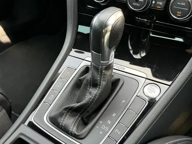 フォルクスワーゲン ゴルフ Ｒ 静岡県 2015(平27)年 5.1万km 白 レザーシート/純正ナビ/(CD/DVD/Bluetooth/フルセグ)/衝突被害軽減システム/アダプティブクルーズコントロール/レーンキープアシスト/パーキングアシスト/パワーシート/シートヒーター/スマートキー/ETC/フロアマット/純正18インチアルミホイール