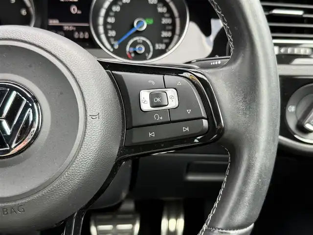 フォルクスワーゲン ゴルフ Ｒ 静岡県 2015(平27)年 5.1万km 白 レザーシート/純正ナビ/(CD/DVD/Bluetooth/フルセグ)/衝突被害軽減システム/アダプティブクルーズコントロール/レーンキープアシスト/パーキングアシスト/パワーシート/シートヒーター/スマートキー/ETC/フロアマット/純正18インチアルミホイール