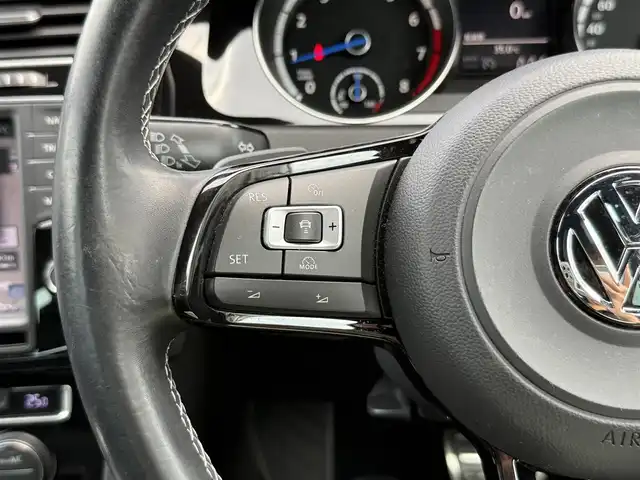 フォルクスワーゲン ゴルフ Ｒ 静岡県 2015(平27)年 5.1万km 白 レザーシート/純正ナビ/(CD/DVD/Bluetooth/フルセグ)/衝突被害軽減システム/アダプティブクルーズコントロール/レーンキープアシスト/パーキングアシスト/パワーシート/シートヒーター/スマートキー/ETC/フロアマット/純正18インチアルミホイール