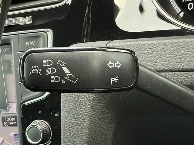 フォルクスワーゲン ゴルフ Ｒ 静岡県 2015(平27)年 5.1万km 白 レザーシート/純正ナビ/(CD/DVD/Bluetooth/フルセグ)/衝突被害軽減システム/アダプティブクルーズコントロール/レーンキープアシスト/パーキングアシスト/パワーシート/シートヒーター/スマートキー/ETC/フロアマット/純正18インチアルミホイール