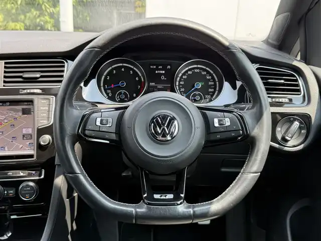 フォルクスワーゲン ゴルフ Ｒ 静岡県 2015(平27)年 5.1万km 白 レザーシート/純正ナビ/(CD/DVD/Bluetooth/フルセグ)/衝突被害軽減システム/アダプティブクルーズコントロール/レーンキープアシスト/パーキングアシスト/パワーシート/シートヒーター/スマートキー/ETC/フロアマット/純正18インチアルミホイール