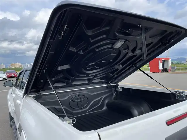 トヨタ ハイラックス Z GRスポーツ 佐賀県 2022(令4)年 3.1万km スーパーホワイトⅡ 純正8型ディスプレイオーディオ/・AM/FM/CD/フルセグ/BT//・Appple Car Play/Android Auto//・パノラミックビューモニター/ハードトノカバー/純正サイドプロテクターモール/純正フロアマット/パワーシート/純正18インチアルミホイール/LEDヘッドライト/・オートマチックハイビーム/スマートキー/プッシュスタート/新車保証書/取扱説明書/スペアキー1本/Toyota Safety Sense/・プリクラッシュセーフティ/・レーンディパーチャーアラート/・レーダークルーズコントロール（全車速追従機能付）/・オートマチックハイビーム/・VSC（車両安定制御システム）/・TRC（トラクションコントロール）/・ABS（電子制動力配分制御付）＋ブレーキアシスト/・ヒルスタートアシストコントロール/・ダウンヒルアシストコントロール（Z系グレード）