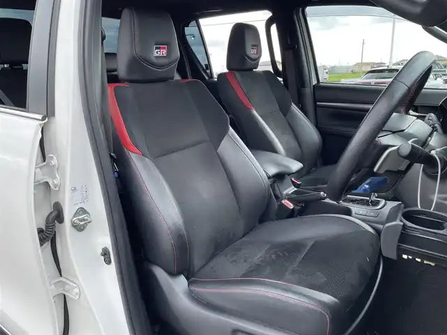 トヨタ ハイラックス Z GRスポーツ 佐賀県 2022(令4)年 3.1万km スーパーホワイトⅡ 純正8型ディスプレイオーディオ/・AM/FM/CD/フルセグ/BT//・Appple Car Play/Android Auto//・パノラミックビューモニター/ハードトノカバー/純正サイドプロテクターモール/純正フロアマット/パワーシート/純正18インチアルミホイール/LEDヘッドライト/・オートマチックハイビーム/スマートキー/プッシュスタート/新車保証書/取扱説明書/スペアキー1本/Toyota Safety Sense/・プリクラッシュセーフティ/・レーンディパーチャーアラート/・レーダークルーズコントロール（全車速追従機能付）/・オートマチックハイビーム/・VSC（車両安定制御システム）/・TRC（トラクションコントロール）/・ABS（電子制動力配分制御付）＋ブレーキアシスト/・ヒルスタートアシストコントロール/・ダウンヒルアシストコントロール（Z系グレード）