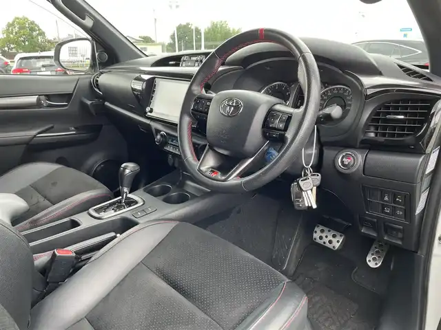 トヨタ ハイラックス Z GRスポーツ 佐賀県 2022(令4)年 3.1万km スーパーホワイトⅡ 純正8型ディスプレイオーディオ/・AM/FM/CD/フルセグ/BT//・Appple Car Play/Android Auto//・パノラミックビューモニター/ハードトノカバー/純正サイドプロテクターモール/純正フロアマット/パワーシート/純正18インチアルミホイール/LEDヘッドライト/・オートマチックハイビーム/スマートキー/プッシュスタート/新車保証書/取扱説明書/スペアキー1本/Toyota Safety Sense/・プリクラッシュセーフティ/・レーンディパーチャーアラート/・レーダークルーズコントロール（全車速追従機能付）/・オートマチックハイビーム/・VSC（車両安定制御システム）/・TRC（トラクションコントロール）/・ABS（電子制動力配分制御付）＋ブレーキアシスト/・ヒルスタートアシストコントロール/・ダウンヒルアシストコントロール（Z系グレード）