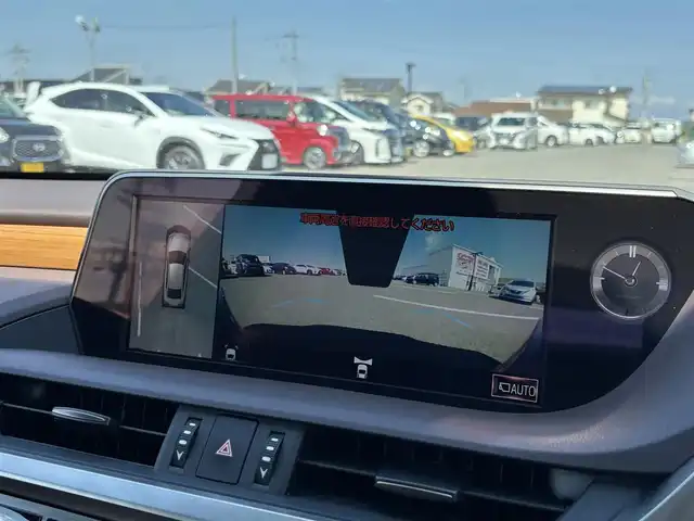 レクサス ＥＳ 300h バージョンL 大分県 2019(令1)年 1万km アイスエクリュマイカメタリック ・ナビ(CD/DVD/BT/SD/USB/AUX)/・全方位カメラ/・フルセグテレビ/・プリクラッシュセーフティ/・ブラインドスポットモニター/・コーナーセンサー/・AC100V/・ヘッドアップディスプレイ/・ムーンルーフ/・ETC2.0/・ドライブレコーダー/・レーダークルーズコントロール/・パワーシート/・シートメモリー/・シートヒーター/・シートクーラー/・パドルシフト/・オートハイビーム/・ブレーキホールド/・スマートキー/・プッシュスタートボタン