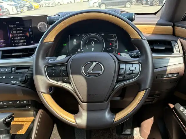レクサス ＥＳ 300h バージョンL 大分県 2019(令1)年 1万km アイスエクリュマイカメタリック ・ナビ(CD/DVD/BT/SD/USB/AUX)/・全方位カメラ/・フルセグテレビ/・プリクラッシュセーフティ/・ブラインドスポットモニター/・コーナーセンサー/・AC100V/・ヘッドアップディスプレイ/・ムーンルーフ/・ETC2.0/・ドライブレコーダー/・レーダークルーズコントロール/・パワーシート/・シートメモリー/・シートヒーター/・シートクーラー/・パドルシフト/・オートハイビーム/・ブレーキホールド/・スマートキー/・プッシュスタートボタン