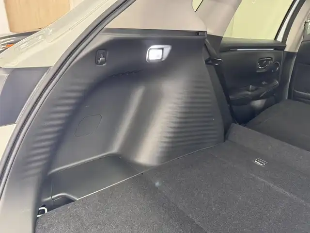 ホンダ ＺＲ－Ｖ ハイブリッド e:HEV Z 三重県 2023(令5)年 3.7万km プラチナホワイトパール ハイブリッド/FF/MTモード付フロアCVT/BOSEプレミアムサウンドシステム（12スピーカー）/Honda Connect対応 9インチナビ/（AM/FM/USB/CarPlay/AndroidAuto/Bluetooth/TV）/マルチビューカメラシステム（360カメラ）/ドライブレコーダー 前方/ビルトイン ETC2.0/Honda SENSING/・衝突軽減ブレーキ［CMBS］/・車線維持支援システム［LKAS］/・路外逸脱抑制機能/・渋滞追従機能付アダプティブクルーズコントロール［ACC］/・アダプティブドライビングビーム［ADB］/・パーキングセンサーシステム/・先行車発進お知らせ機能/・誤発進抑制機能、後方誤発進抑制機能/・トラフィックジャムアシスト（渋滞運転支援機能）/・標識認識機能/・横滑り防止機能/など/装備/・本革シート/・ハンズフリーアクセスパワーテールゲート（予約クローズ機能付）/・パワーシート（Dメモリー付8way/N4way）/・シートヒーター（D/N）/・ステアリングヒーター/・左右独立オートエアコン/・ワイヤレス充電器/・パドルシフト/・純正18inAW/・スマートキーx1/など