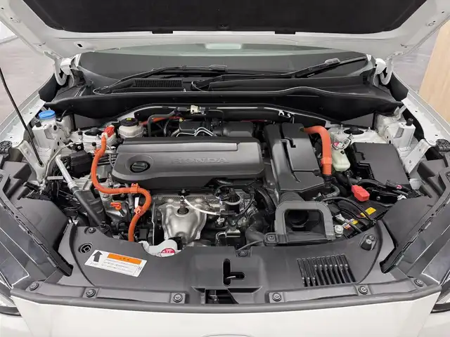 ホンダ ＺＲ－Ｖ ハイブリッド e:HEV Z 三重県 2023(令5)年 3.7万km プラチナホワイトパール ハイブリッド/FF/MTモード付フロアCVT/BOSEプレミアムサウンドシステム（12スピーカー）/Honda Connect対応 9インチナビ/（AM/FM/USB/CarPlay/AndroidAuto/Bluetooth/TV）/マルチビューカメラシステム（360カメラ）/ドライブレコーダー 前方/ビルトイン ETC2.0/Honda SENSING/・衝突軽減ブレーキ［CMBS］/・車線維持支援システム［LKAS］/・路外逸脱抑制機能/・渋滞追従機能付アダプティブクルーズコントロール［ACC］/・アダプティブドライビングビーム［ADB］/・パーキングセンサーシステム/・先行車発進お知らせ機能/・誤発進抑制機能、後方誤発進抑制機能/・トラフィックジャムアシスト（渋滞運転支援機能）/・標識認識機能/・横滑り防止機能/など/装備/・本革シート/・ハンズフリーアクセスパワーテールゲート（予約クローズ機能付）/・パワーシート（Dメモリー付8way/N4way）/・シートヒーター（D/N）/・ステアリングヒーター/・左右独立オートエアコン/・ワイヤレス充電器/・パドルシフト/・純正18inAW/・スマートキーx1/など