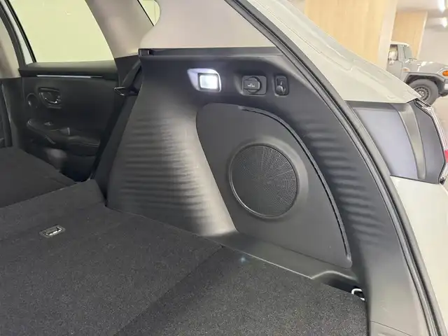 ホンダ ＺＲ－Ｖ ハイブリッド e:HEV Z 三重県 2023(令5)年 3.7万km プラチナホワイトパール ハイブリッド/FF/MTモード付フロアCVT/BOSEプレミアムサウンドシステム（12スピーカー）/Honda Connect対応 9インチナビ/（AM/FM/USB/CarPlay/AndroidAuto/Bluetooth/TV）/マルチビューカメラシステム（360カメラ）/ドライブレコーダー 前方/ビルトイン ETC2.0/Honda SENSING/・衝突軽減ブレーキ［CMBS］/・車線維持支援システム［LKAS］/・路外逸脱抑制機能/・渋滞追従機能付アダプティブクルーズコントロール［ACC］/・アダプティブドライビングビーム［ADB］/・パーキングセンサーシステム/・先行車発進お知らせ機能/・誤発進抑制機能、後方誤発進抑制機能/・トラフィックジャムアシスト（渋滞運転支援機能）/・標識認識機能/・横滑り防止機能/など/装備/・本革シート/・ハンズフリーアクセスパワーテールゲート（予約クローズ機能付）/・パワーシート（Dメモリー付8way/N4way）/・シートヒーター（D/N）/・ステアリングヒーター/・左右独立オートエアコン/・ワイヤレス充電器/・パドルシフト/・純正18inAW/・スマートキーx1/など