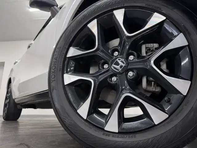 ホンダ ＺＲ－Ｖ ハイブリッド e:HEV Z 三重県 2023(令5)年 3.7万km プラチナホワイトパール ハイブリッド/FF/MTモード付フロアCVT/BOSEプレミアムサウンドシステム（12スピーカー）/Honda Connect対応 9インチナビ/（AM/FM/USB/CarPlay/AndroidAuto/Bluetooth/TV）/マルチビューカメラシステム（360カメラ）/ドライブレコーダー 前方/ビルトイン ETC2.0/Honda SENSING/・衝突軽減ブレーキ［CMBS］/・車線維持支援システム［LKAS］/・路外逸脱抑制機能/・渋滞追従機能付アダプティブクルーズコントロール［ACC］/・アダプティブドライビングビーム［ADB］/・パーキングセンサーシステム/・先行車発進お知らせ機能/・誤発進抑制機能、後方誤発進抑制機能/・トラフィックジャムアシスト（渋滞運転支援機能）/・標識認識機能/・横滑り防止機能/など/装備/・本革シート/・ハンズフリーアクセスパワーテールゲート（予約クローズ機能付）/・パワーシート（Dメモリー付8way/N4way）/・シートヒーター（D/N）/・ステアリングヒーター/・左右独立オートエアコン/・ワイヤレス充電器/・パドルシフト/・純正18inAW/・スマートキーx1/など
