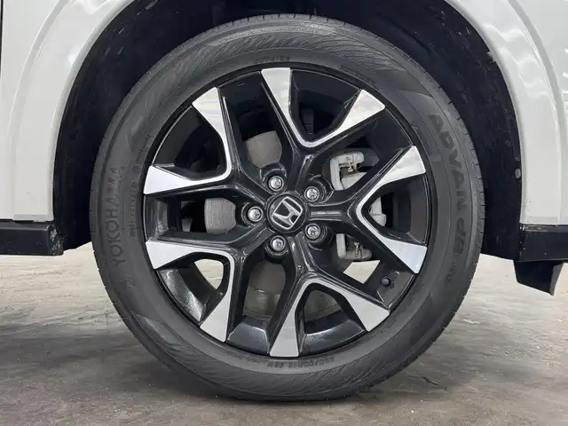 ホンダ ＺＲ－Ｖ ハイブリッド e:HEV Z 三重県 2023(令5)年 3.7万km プラチナホワイトパール ハイブリッド/FF/MTモード付フロアCVT/BOSEプレミアムサウンドシステム（12スピーカー）/Honda Connect対応 9インチナビ/（AM/FM/USB/CarPlay/AndroidAuto/Bluetooth/TV）/マルチビューカメラシステム（360カメラ）/ドライブレコーダー 前方/ビルトイン ETC2.0/Honda SENSING/・衝突軽減ブレーキ［CMBS］/・車線維持支援システム［LKAS］/・路外逸脱抑制機能/・渋滞追従機能付アダプティブクルーズコントロール［ACC］/・アダプティブドライビングビーム［ADB］/・パーキングセンサーシステム/・先行車発進お知らせ機能/・誤発進抑制機能、後方誤発進抑制機能/・トラフィックジャムアシスト（渋滞運転支援機能）/・標識認識機能/・横滑り防止機能/など/装備/・本革シート/・ハンズフリーアクセスパワーテールゲート（予約クローズ機能付）/・パワーシート（Dメモリー付8way/N4way）/・シートヒーター（D/N）/・ステアリングヒーター/・左右独立オートエアコン/・ワイヤレス充電器/・パドルシフト/・純正18inAW/・スマートキーx1/など