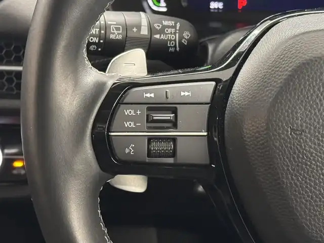 ホンダ ＺＲ－Ｖ ハイブリッド e:HEV Z 三重県 2023(令5)年 3.7万km プラチナホワイトパール ハイブリッド/FF/MTモード付フロアCVT/BOSEプレミアムサウンドシステム（12スピーカー）/Honda Connect対応 9インチナビ/（AM/FM/USB/CarPlay/AndroidAuto/Bluetooth/TV）/マルチビューカメラシステム（360カメラ）/ドライブレコーダー 前方/ビルトイン ETC2.0/Honda SENSING/・衝突軽減ブレーキ［CMBS］/・車線維持支援システム［LKAS］/・路外逸脱抑制機能/・渋滞追従機能付アダプティブクルーズコントロール［ACC］/・アダプティブドライビングビーム［ADB］/・パーキングセンサーシステム/・先行車発進お知らせ機能/・誤発進抑制機能、後方誤発進抑制機能/・トラフィックジャムアシスト（渋滞運転支援機能）/・標識認識機能/・横滑り防止機能/など/装備/・本革シート/・ハンズフリーアクセスパワーテールゲート（予約クローズ機能付）/・パワーシート（Dメモリー付8way/N4way）/・シートヒーター（D/N）/・ステアリングヒーター/・左右独立オートエアコン/・ワイヤレス充電器/・パドルシフト/・純正18inAW/・スマートキーx1/など