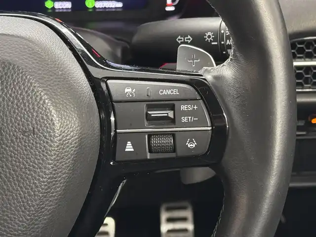 ホンダ ＺＲ－Ｖ ハイブリッド e:HEV Z 三重県 2023(令5)年 3.7万km プラチナホワイトパール ハイブリッド/FF/MTモード付フロアCVT/BOSEプレミアムサウンドシステム（12スピーカー）/Honda Connect対応 9インチナビ/（AM/FM/USB/CarPlay/AndroidAuto/Bluetooth/TV）/マルチビューカメラシステム（360カメラ）/ドライブレコーダー 前方/ビルトイン ETC2.0/Honda SENSING/・衝突軽減ブレーキ［CMBS］/・車線維持支援システム［LKAS］/・路外逸脱抑制機能/・渋滞追従機能付アダプティブクルーズコントロール［ACC］/・アダプティブドライビングビーム［ADB］/・パーキングセンサーシステム/・先行車発進お知らせ機能/・誤発進抑制機能、後方誤発進抑制機能/・トラフィックジャムアシスト（渋滞運転支援機能）/・標識認識機能/・横滑り防止機能/など/装備/・本革シート/・ハンズフリーアクセスパワーテールゲート（予約クローズ機能付）/・パワーシート（Dメモリー付8way/N4way）/・シートヒーター（D/N）/・ステアリングヒーター/・左右独立オートエアコン/・ワイヤレス充電器/・パドルシフト/・純正18inAW/・スマートキーx1/など