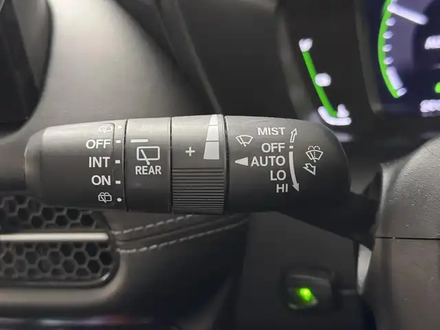 ホンダ ＺＲ－Ｖ ハイブリッド e:HEV Z 三重県 2023(令5)年 3.7万km プラチナホワイトパール ハイブリッド/FF/MTモード付フロアCVT/BOSEプレミアムサウンドシステム（12スピーカー）/Honda Connect対応 9インチナビ/（AM/FM/USB/CarPlay/AndroidAuto/Bluetooth/TV）/マルチビューカメラシステム（360カメラ）/ドライブレコーダー 前方/ビルトイン ETC2.0/Honda SENSING/・衝突軽減ブレーキ［CMBS］/・車線維持支援システム［LKAS］/・路外逸脱抑制機能/・渋滞追従機能付アダプティブクルーズコントロール［ACC］/・アダプティブドライビングビーム［ADB］/・パーキングセンサーシステム/・先行車発進お知らせ機能/・誤発進抑制機能、後方誤発進抑制機能/・トラフィックジャムアシスト（渋滞運転支援機能）/・標識認識機能/・横滑り防止機能/など/装備/・本革シート/・ハンズフリーアクセスパワーテールゲート（予約クローズ機能付）/・パワーシート（Dメモリー付8way/N4way）/・シートヒーター（D/N）/・ステアリングヒーター/・左右独立オートエアコン/・ワイヤレス充電器/・パドルシフト/・純正18inAW/・スマートキーx1/など