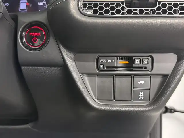 ホンダ ＺＲ－Ｖ ハイブリッド e:HEV Z 三重県 2023(令5)年 3.7万km プラチナホワイトパール ハイブリッド/FF/MTモード付フロアCVT/BOSEプレミアムサウンドシステム（12スピーカー）/Honda Connect対応 9インチナビ/（AM/FM/USB/CarPlay/AndroidAuto/Bluetooth/TV）/マルチビューカメラシステム（360カメラ）/ドライブレコーダー 前方/ビルトイン ETC2.0/Honda SENSING/・衝突軽減ブレーキ［CMBS］/・車線維持支援システム［LKAS］/・路外逸脱抑制機能/・渋滞追従機能付アダプティブクルーズコントロール［ACC］/・アダプティブドライビングビーム［ADB］/・パーキングセンサーシステム/・先行車発進お知らせ機能/・誤発進抑制機能、後方誤発進抑制機能/・トラフィックジャムアシスト（渋滞運転支援機能）/・標識認識機能/・横滑り防止機能/など/装備/・本革シート/・ハンズフリーアクセスパワーテールゲート（予約クローズ機能付）/・パワーシート（Dメモリー付8way/N4way）/・シートヒーター（D/N）/・ステアリングヒーター/・左右独立オートエアコン/・ワイヤレス充電器/・パドルシフト/・純正18inAW/・スマートキーx1/など