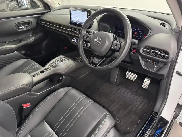 ホンダ ＺＲ－Ｖ ハイブリッド e:HEV Z 三重県 2023(令5)年 3.7万km プラチナホワイトパール ハイブリッド/FF/MTモード付フロアCVT/BOSEプレミアムサウンドシステム（12スピーカー）/Honda Connect対応 9インチナビ/（AM/FM/USB/CarPlay/AndroidAuto/Bluetooth/TV）/マルチビューカメラシステム（360カメラ）/ドライブレコーダー 前方/ビルトイン ETC2.0/Honda SENSING/・衝突軽減ブレーキ［CMBS］/・車線維持支援システム［LKAS］/・路外逸脱抑制機能/・渋滞追従機能付アダプティブクルーズコントロール［ACC］/・アダプティブドライビングビーム［ADB］/・パーキングセンサーシステム/・先行車発進お知らせ機能/・誤発進抑制機能、後方誤発進抑制機能/・トラフィックジャムアシスト（渋滞運転支援機能）/・標識認識機能/・横滑り防止機能/など/装備/・本革シート/・ハンズフリーアクセスパワーテールゲート（予約クローズ機能付）/・パワーシート（Dメモリー付8way/N4way）/・シートヒーター（D/N）/・ステアリングヒーター/・左右独立オートエアコン/・ワイヤレス充電器/・パドルシフト/・純正18inAW/・スマートキーx1/など