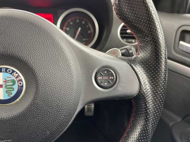 アルファロメオ １５９ 3．2JTSQ4Q－T TI 道央・札幌 2010(平22)年 6.8万km 黒 ・４ＷＤ　/・社外メモリナビ/・CD/DVD/SD/USB/BT/フルセグTV）　/・ＥＴＣ　/・純正フロアマット　/・前席パワーシート　/・シートヒーター　/・メモリシート　/・ブレンボキャリパー　/・前後コーナーセンサー　/・ＡＢＳ/・盗難防止装置　/・横滑り防止装置　/・スマートキー/・スペアキー