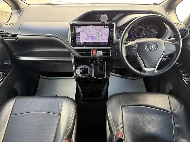 トヨタ ヴォクシー ZS 岩手県 2017(平29)年 7.5万km ブラック 禁煙車/ワンオーナー/4WD/片側パワースライドドア/2列目サンシェード/ALPINE11V型ナビ/→フルセグTV/Bluetooth/CD/DVD/FM/AM/バックカメラ/ステアリングスイッチ（ナビ連動）/レーンキープアシスト/衝突軽減システム/横滑り防止装置/クルーズコントロール/オートライト/LEDヘッドライト/LEDフォグライト/〇プッシュスタート/〇電動格納ミラー/〇ウィンカーミラー/〇ドアバイザー/〇フロアマット/〇USBポート/〇シガーソケット/〇オールオートパワーウィンドウ/ビルトインETC