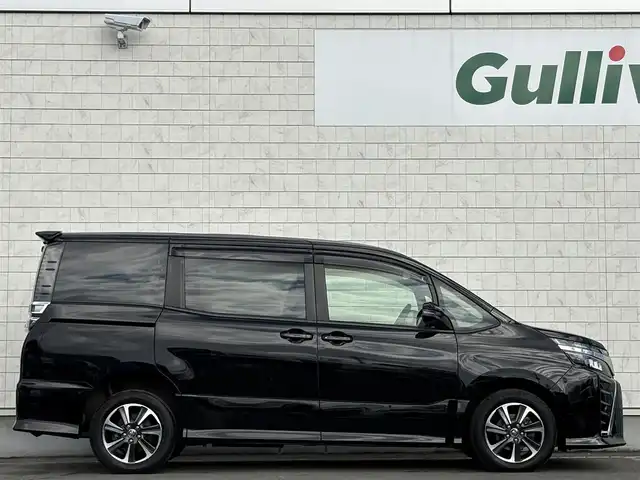 トヨタ ヴォクシー ZS 岩手県 2017(平29)年 7.5万km ブラック 禁煙車/ワンオーナー/4WD/片側パワースライドドア/2列目サンシェード/ALPINE11V型ナビ/→フルセグTV/Bluetooth/CD/DVD/FM/AM/バックカメラ/ステアリングスイッチ（ナビ連動）/レーンキープアシスト/衝突軽減システム/横滑り防止装置/クルーズコントロール/オートライト/LEDヘッドライト/LEDフォグライト/〇プッシュスタート/〇電動格納ミラー/〇ウィンカーミラー/〇ドアバイザー/〇フロアマット/〇USBポート/〇シガーソケット/〇オールオートパワーウィンドウ/ビルトインETC