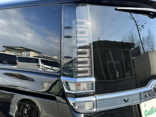 トヨタ ヴォクシー ZS 岩手県 2017(平29)年 7.5万km ブラック 禁煙車/ワンオーナー/4WD/片側パワースライドドア/2列目サンシェード/ALPINE11V型ナビ/→フルセグTV/Bluetooth/CD/DVD/FM/AM/バックカメラ/ステアリングスイッチ（ナビ連動）/レーンキープアシスト/衝突軽減システム/横滑り防止装置/クルーズコントロール/オートライト/LEDヘッドライト/LEDフォグライト/〇プッシュスタート/〇電動格納ミラー/〇ウィンカーミラー/〇ドアバイザー/〇フロアマット/〇USBポート/〇シガーソケット/〇オールオートパワーウィンドウ/ビルトインETC