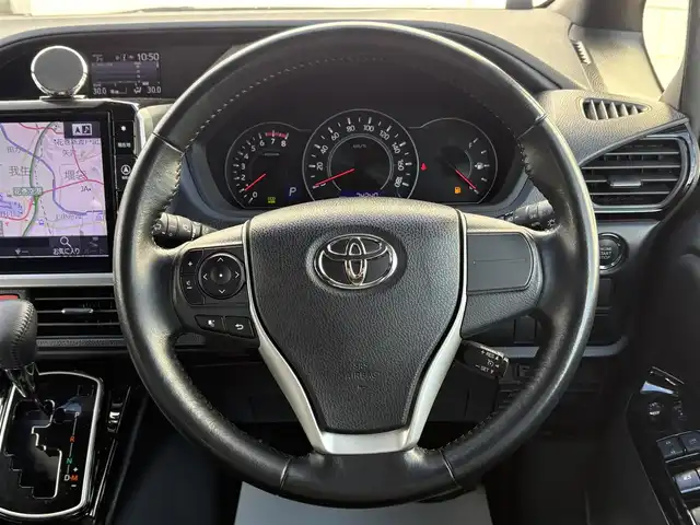 トヨタ ヴォクシー ZS 岩手県 2017(平29)年 7.5万km ブラック 禁煙車/ワンオーナー/4WD/片側パワースライドドア/2列目サンシェード/ALPINE11V型ナビ/→フルセグTV/Bluetooth/CD/DVD/FM/AM/バックカメラ/ステアリングスイッチ（ナビ連動）/レーンキープアシスト/衝突軽減システム/横滑り防止装置/クルーズコントロール/オートライト/LEDヘッドライト/LEDフォグライト/〇プッシュスタート/〇電動格納ミラー/〇ウィンカーミラー/〇ドアバイザー/〇フロアマット/〇USBポート/〇シガーソケット/〇オールオートパワーウィンドウ/ビルトインETC