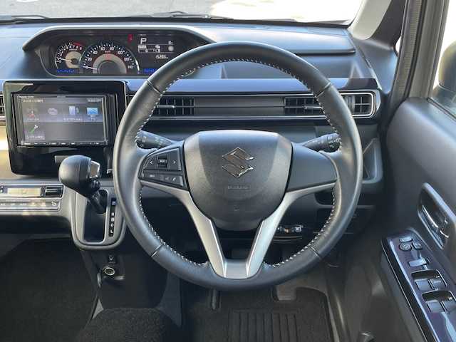 スズキ ワゴンＲ スティングレー HYBRID X 静岡県 2020(令2)年 1.6万km スチールシルバーM ●社外ナビ/(ワンセグ/CD/BT)/(パナソニック/CN-E330D)/●運転席シートヒーター/●バックカメラ/●デュアルセンサーブレーキサポート/●レーンキープアシスト/●後方パーキングセンサー/●LEDヘッドライト＆フォグランプ/●オートライト/●革巻きステアリング/●ステアリングスイッチ/●ETC/●電動格納ウィンカーミラー/●ドアバイザー/●スマートキー/●プッシュスタート/●社外フロアマット/●純正14インチアルミホイール/●ダブルSRS＋ABS