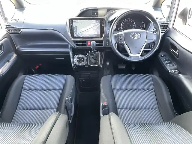 トヨタ ヴォクシー ZS 煌Ⅱ 熊本県 2017(平29)年 8.6万km ホワイトパールクリスタルシャイン アルパインナビ/・AM/FM/CD/DVD/BT/SD/・フルセグTV/・バックカメラ/衝突軽減ブレーキ/レーンキープアシスト/オートハイビーム/横滑り防止装置/アイドリングストップ/両側パワースライドドア/ETC/オートライト/LEDヘッドライト/革巻きステアリング/・ステアリングスイッチ/電動格納ミラー/ウインカーミラー/社外フロアマット/ドアバイザー/純正アルミホイール/プッシュスタート/スペアキー