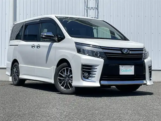 トヨタ ヴォクシー ZS 煌Ⅱ 熊本県 2017(平29)年 8.6万km ホワイトパールクリスタルシャイン アルパインナビ/・AM/FM/CD/DVD/BT/SD/・フルセグTV/・バックカメラ/衝突軽減ブレーキ/レーンキープアシスト/オートハイビーム/横滑り防止装置/アイドリングストップ/両側パワースライドドア/ETC/オートライト/LEDヘッドライト/革巻きステアリング/・ステアリングスイッチ/電動格納ミラー/ウインカーミラー/社外フロアマット/ドアバイザー/純正アルミホイール/プッシュスタート/スペアキー