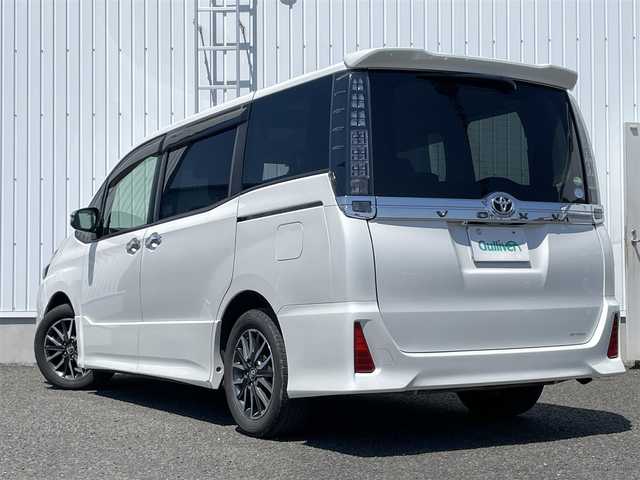 トヨタ ヴォクシー ZS 煌Ⅱ 熊本県 2017(平29)年 8.6万km ホワイトパールクリスタルシャイン アルパインナビ/・AM/FM/CD/DVD/BT/SD/・フルセグTV/・バックカメラ/衝突軽減ブレーキ/レーンキープアシスト/オートハイビーム/横滑り防止装置/アイドリングストップ/両側パワースライドドア/ETC/オートライト/LEDヘッドライト/革巻きステアリング/・ステアリングスイッチ/電動格納ミラー/ウインカーミラー/社外フロアマット/ドアバイザー/純正アルミホイール/プッシュスタート/スペアキー